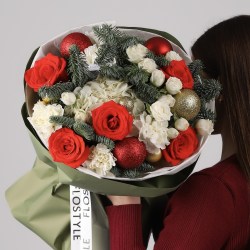 Зимний авторский букет алые розы и нобилисом